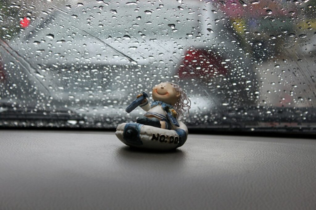 Przednia szyba w samochodzie w strugach deszczu